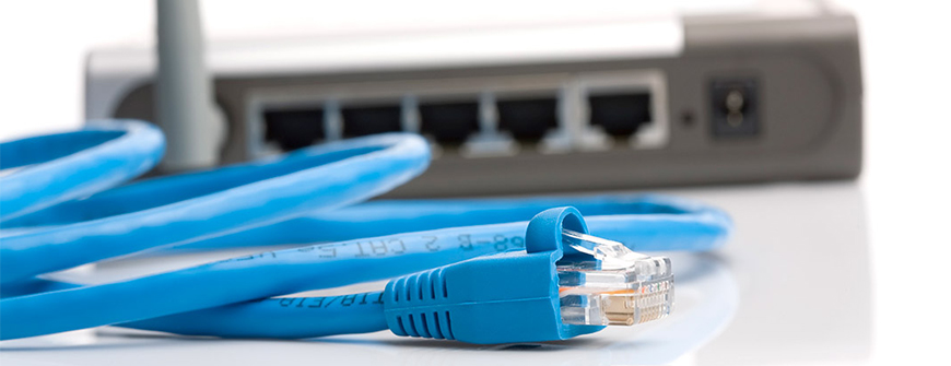Wi-Fi роутер и кабель Ethernet